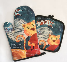 Load image into Gallery viewer, Silly Cats Oven Mitt Set - Singing Cat - JBCoolCats